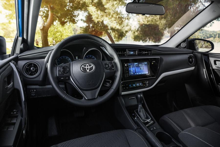 Торпедо Toyota Corolla iM 2016 года  (NA) (фото 11 из 30)
